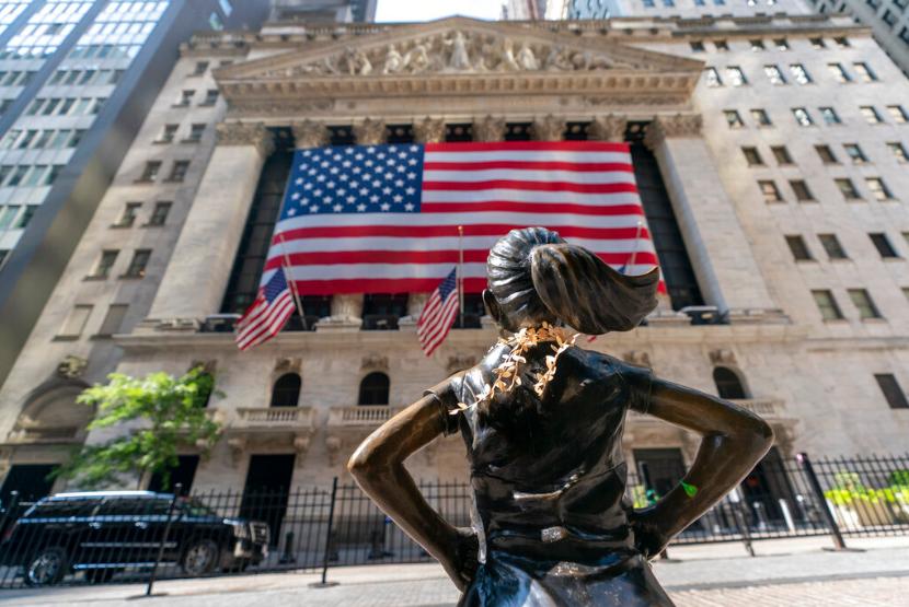 Patung The Fearless Girl berdiri menghadap Bursa Efek New York, Senin (21/9). 