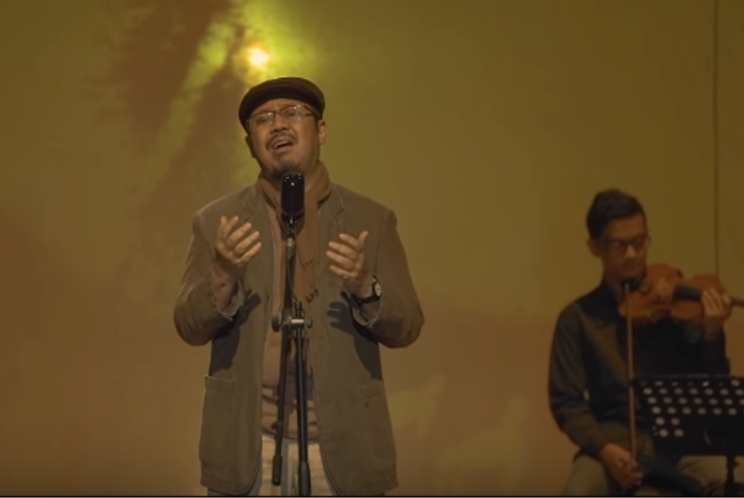 Teddy Snada dalam video musik Uwais al-Qorny.