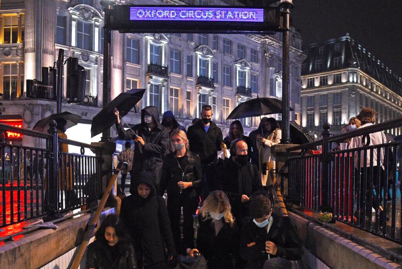 Warga berjalan memasuki Oxford Circus Station di London, Inggris, Jumat (2/10).