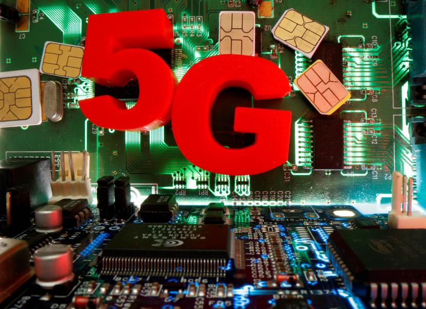 ilustrasi:5G -  Kartu SIM dan benda cetakan 3d yang mewakili 5G diletakkan pada motherboard pada ilustrasi gambar yang diambil pada 24 April 2020 ini