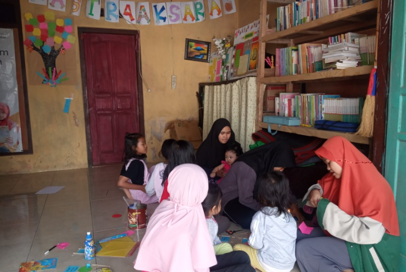 Rumah Baca Rastra Aksara binaan Rumah Zakat membawa kegiatan belajar jadi lebih menyenangkan.