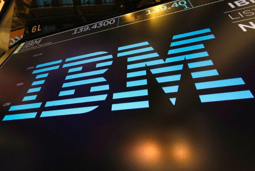 Logo International Business Machines Corporation (IBM). IBM mempertimbangkan penggunaan chip kecerdasan buatan yang dirancang sendiri. 