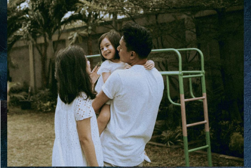 Potret kebersamaan Rendy Pandugo bersama keluarga. Rasa cinta terhadap istri dan anak ia tuangkan lewat single terbaru berjudul Home.