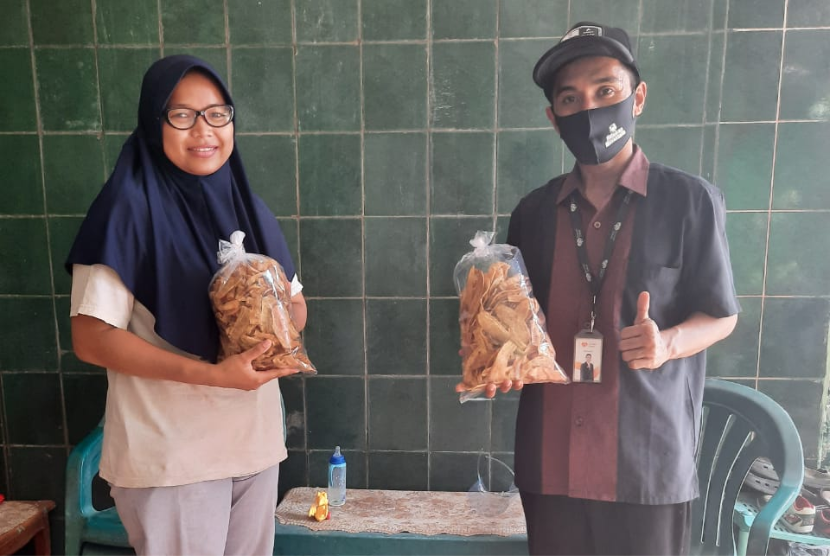 Fasilitator Rumah Zakat mengadakan pendampingan usaha kepada lima member UKM di Desa Berdaya Kebonsari, Kota Cilegon.