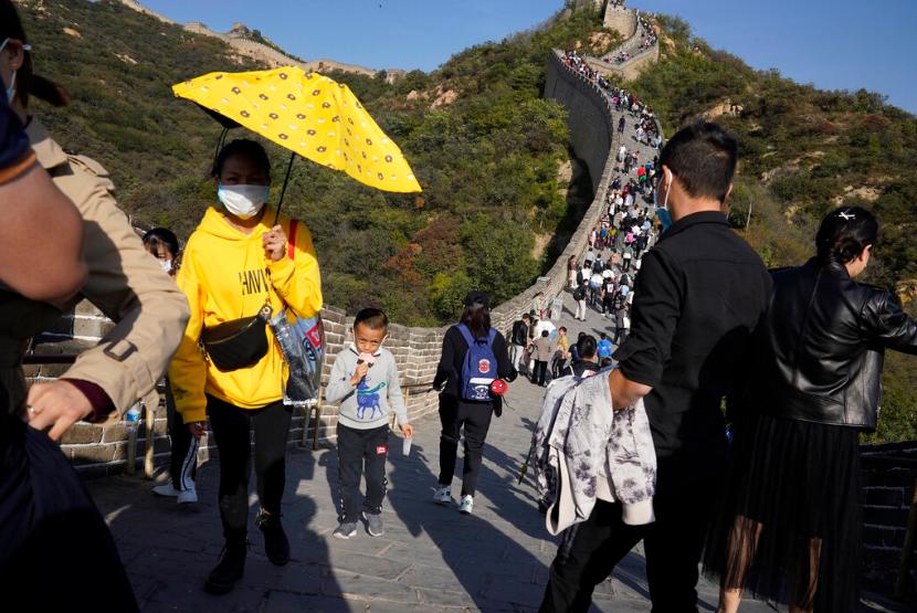 Warga memadati salah satu keajaiban dunia, Tembok China.