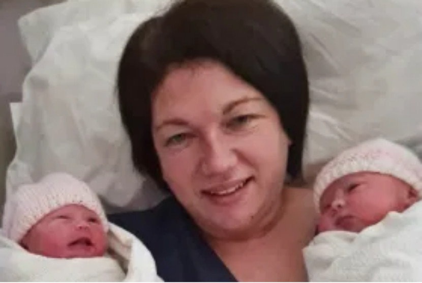 Ibu asal Inggris, Danielle Martin, bersama si kembar Ava dan Amelia.
