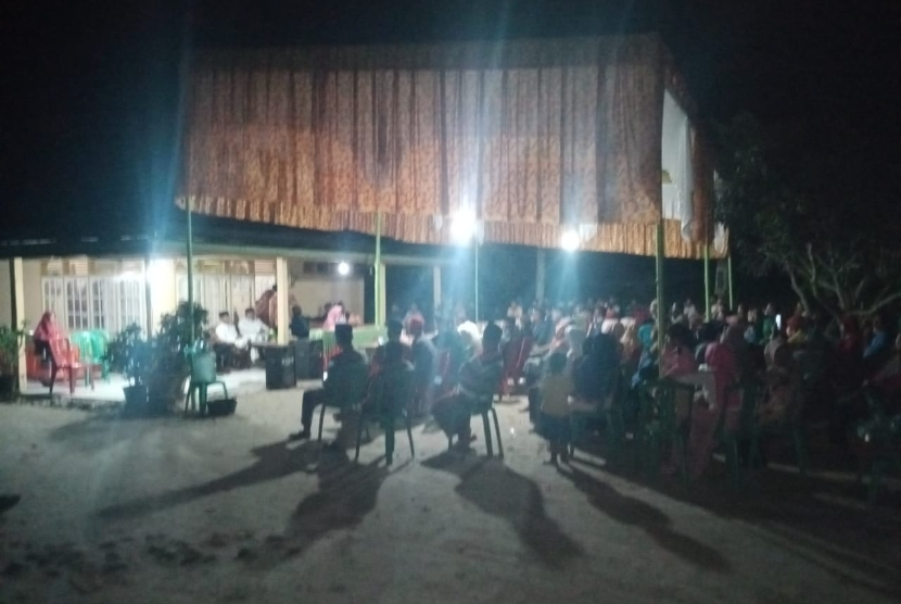 Acara paslon Bupati dan Wakil Bupati Padang Pariaman Suhatri-Rahmang mengumpulkan 200 orang lebih pada Selasa (13/10) yang kena tegur oleh Panwascam Batang Anai.