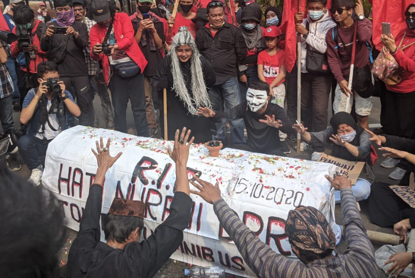 Massa Serikat Rakyat Miskin Indonesia (SRMI) menggelar aksi menolak UU Cipta Kerja di sekita Patung Kuda, Gambir, Jakarta Pusat, Jumat (16/10).