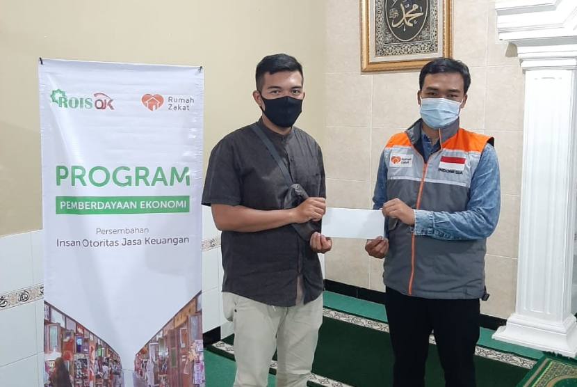 Rois OJK kembali menyalurkan bantuan Pemberdayaan Ekonomi kepada 12 Penerima manfaat yang belokasi di Desa Berdaya Sukamanah, Kecamatan Cisaat, Kabupaten Sukabumi. 