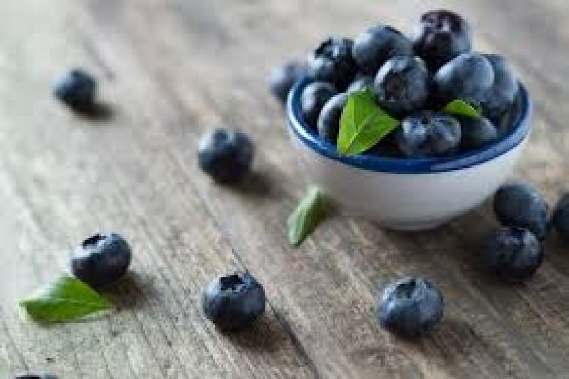 Blueberry dapat membantu melindungi otak dari kerusakan akibat radikal bebas.