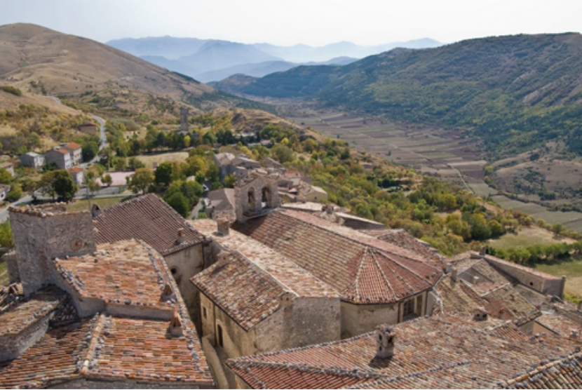 Desa Santo Stefano yang berjarak dua jam dari Roma, Italia menawarkan insentif bagi orang-orang yang tertarik untuk pindah dan menjadi warganya.