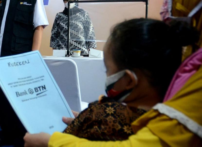 Seorang nasabah sedang menandatangani akad kredit dan perjanjian jual beli rumah pada salah satu kantor cabang BTN di Bogor, Jawa Barat, Rabu( 4/11).