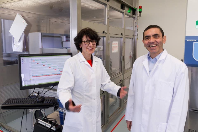 Kepala Pejabat Medis BioNTech Özlem Türeci bersama suaminya CEO BioNTech Ugur Sahin 