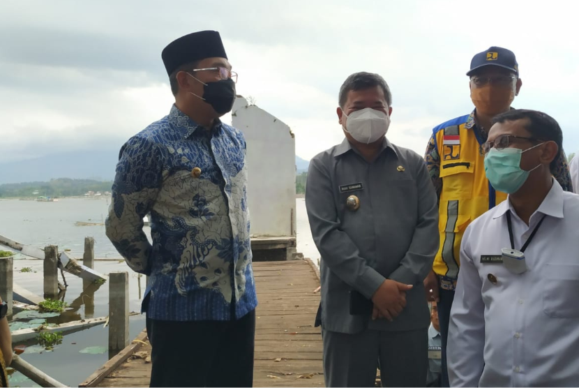 Gubernur Jabar Ridwan Kamil melakukan peletakan batu pertama (groundbreaking) penataan kawasan pariwisata Situ Bagendit di Kabupaten Garut, Rabu (11/11).