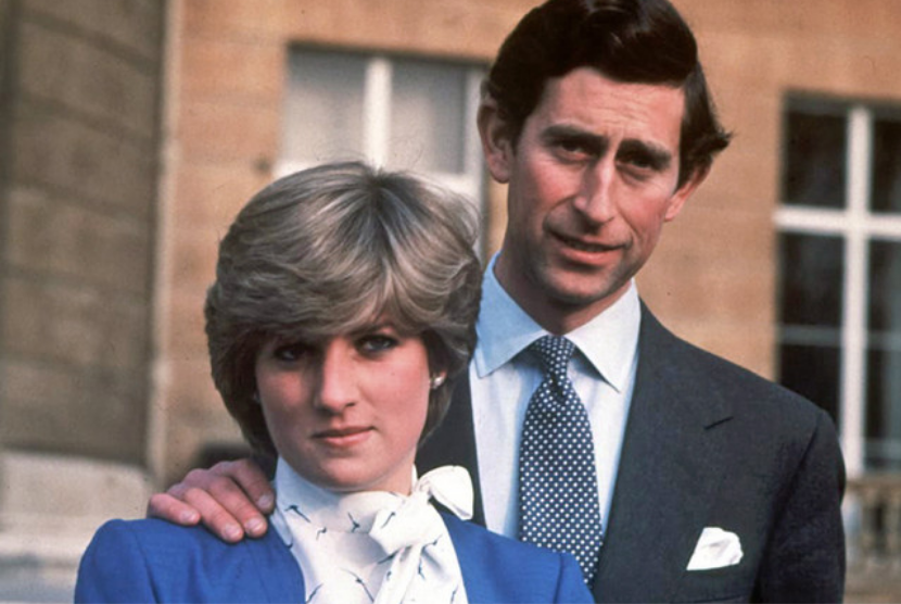 Pangeran Charles dan Putri Diana berpose bersama pada hari pengumuman pertunangan mereka, Istana Buckingham, Inggris, 24 Februari 1981. Dalam buku Diana: Her True Story terungkap bahwa kata-kata Pangeran Charles membuat Diana bergulat dengan gangguan makan selama satu dekade.