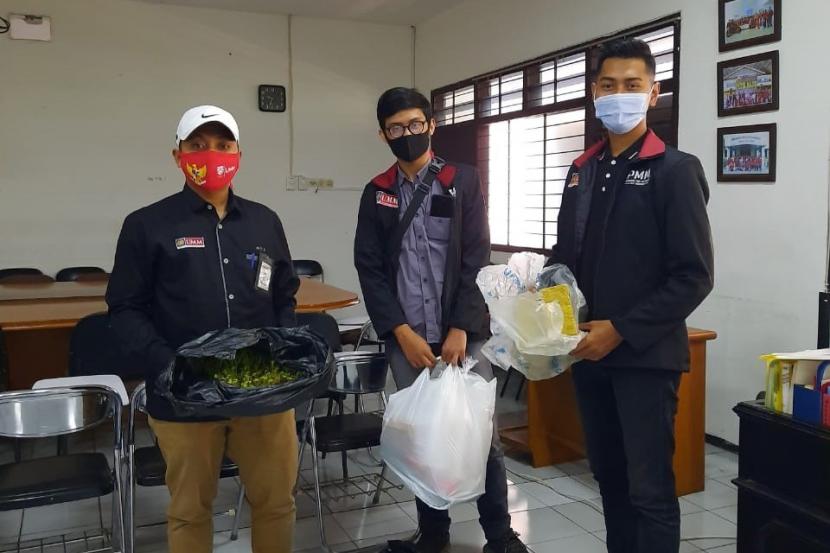 Mahasiswa jurusan agribisnis, Universitas Muhammadiyah Malang (UMM) melakukan kegiatan Pengabdian Masyarakat oleh Mahasiswa (PMM) dengan tema Agribisnis Kreatif di Lowokwaru, Kota Malang. 