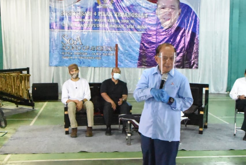 Wakil Ketua MPR RI Syarief Hasan meminta pecinta Angklung berinovasi melestarikan seni budaya.