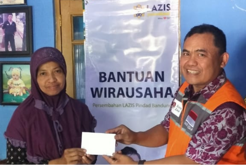 Lazis Pindad Bandung melalui Rumah Zakat memberikan bantuan kepada pelaku UMKM di Kota Bandung pada 20 November 2020. 
