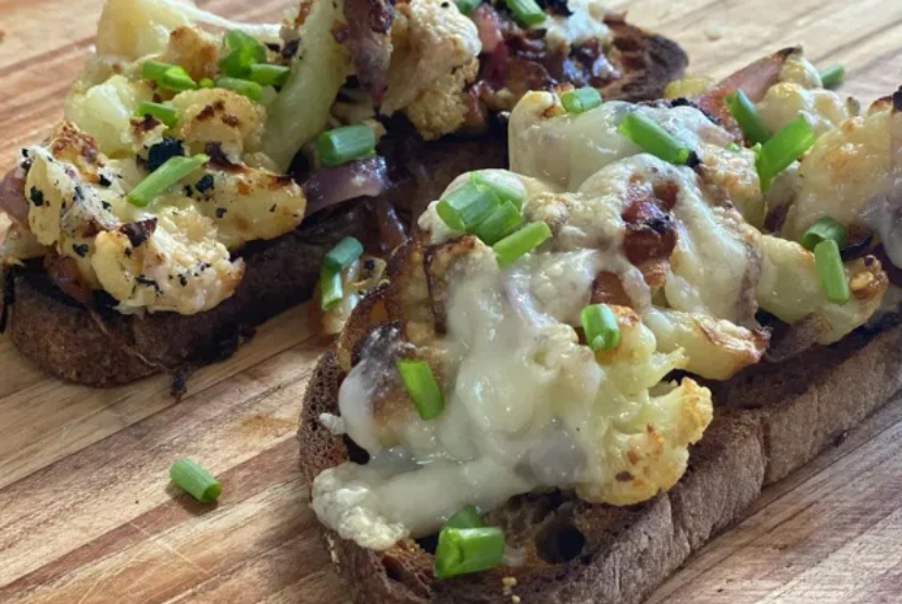 Resep roti bakar dengan topping kembang kol dan lelehan keju menjadi populer di media sosial.
