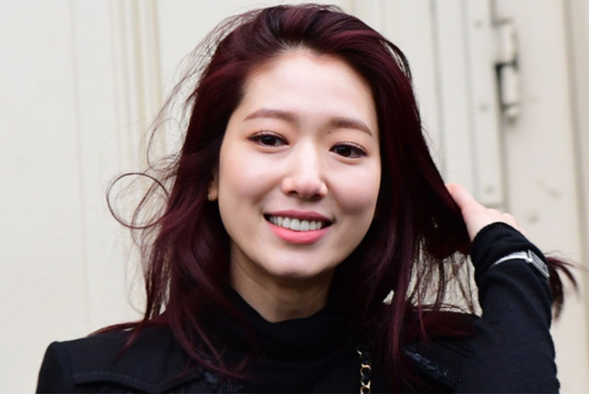 Aktris dan model Park Shin-hye yang biasa main drama romantis tampil di film thriller misteri The Call.