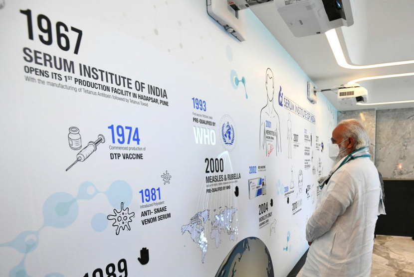 Foto pasokan dari Biro Pers dan Informasi India memperlihatkan Perdana Menteri Narendra Modi berkunjung ke Serum Institute? of India untuk meninjau kemajuan penelitian vaksin Covid-19 yang dikembangkan perusahaan farmasi lokal yang berbasis di Pune, Maharashtra, India, 28 November 2?020. 