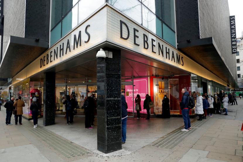 Pengunjung menunggu di depan toko Debenhams di Inggris, Rabu (2/12). Sebagai dampak pandemi, Debenhams berencana menghentikan operasinya.