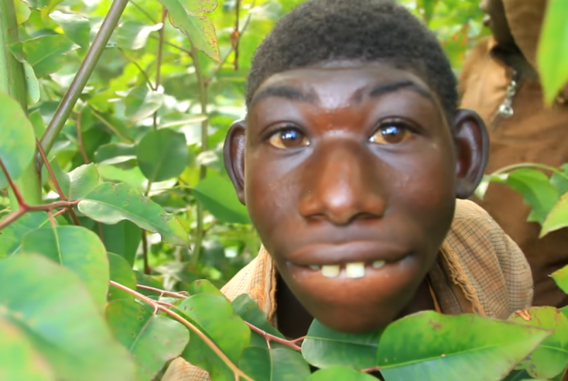 Zanziman Ellie dari Rwanda sering dijuluki 'Real-life Mowgli'.