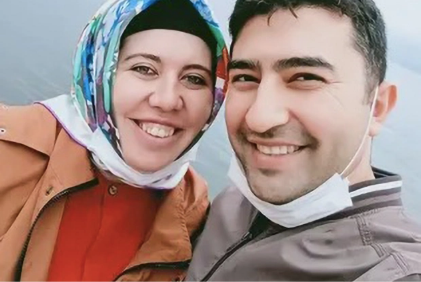 Donus Kilinc (32) dan suaminya Ramazan. Kilinc yang sempat ditolak tiga rumah sakit karena positif Covid-19 meninggal dunia di ruang operasi saat persalinan.