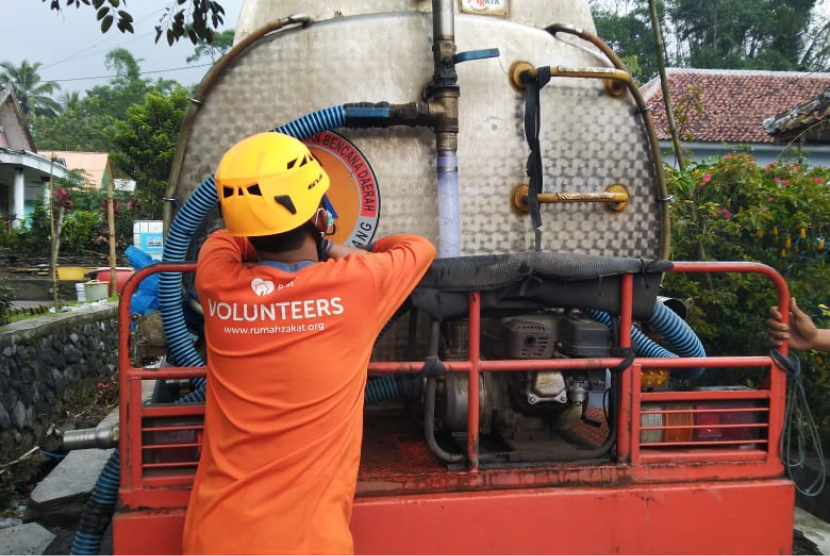 Rumah Zakat yang berkolaborasi dengan ZIS Indosat Jawa Tengah menyalurkan bantuan air bersih bagi warga. (ilustrasi)