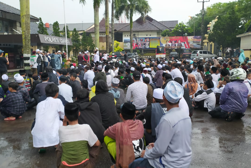 Massa mendatangi Polres Ciamis, Ahad (13/12). Kedatangan mereka untuk menyerahkan diri kepada aparat kepolisian untuk menggantikan HRS yang ditetapkan sebagai tersangka dan ditahan polisi. 