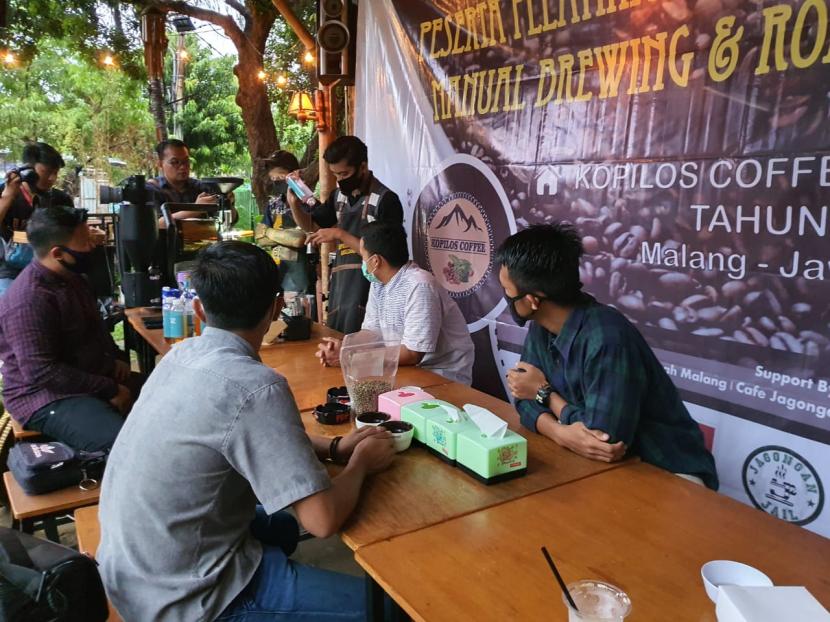 Tim dosen dari Universitas Muhammadiyah Malang (UMM) melakukan sosialisasi pengelolahan kopi kepada para petani, narapidana dan siswa Praktek Kerja Lapangan (PKL) di Kedai Kopi Jagongan Jail pada Ahad (13/12). 