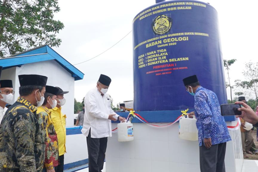 Caption : Pimpinan komisi VII DPR RI meresmikan penggunaan sarana dan prasarana air bersih sumur bor kemitraan DPR RI dan Badan Geologi Kementrian ESDM di ponpes Raudhatul Ulum Sakatiga, Indralaya kabupaten Ogan Ilir, Sabtu (19/12).