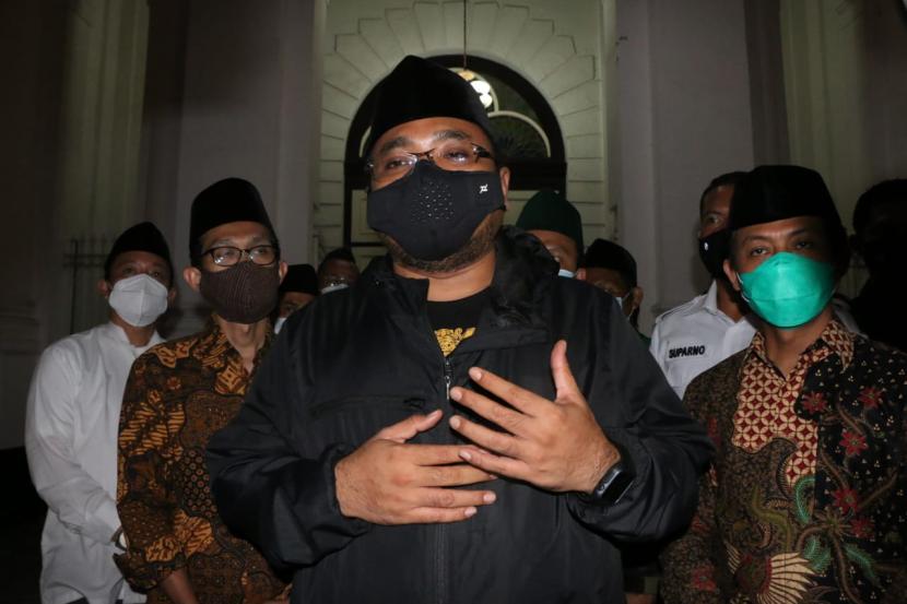 Menteri Agama (Menag) RI, Yaqut Cholil Quomas saat mengunjungi dan memantau perayaan Natal di GPIB Immanuel (gereja Blenduk), di kawasan Kota Lama, Semarang, Kamis (24/12) malam.