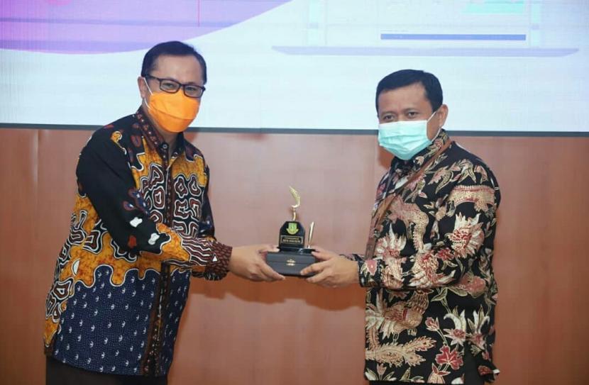Wali Kota Sukabumi Achmad Fahmi dan Bupati Sumedang Dony Ahmad Munir menandatangani kerjasama peningkatan kinerja ASN di Gedung Negara Kabupaten Sumedang, Rabu (23/12)