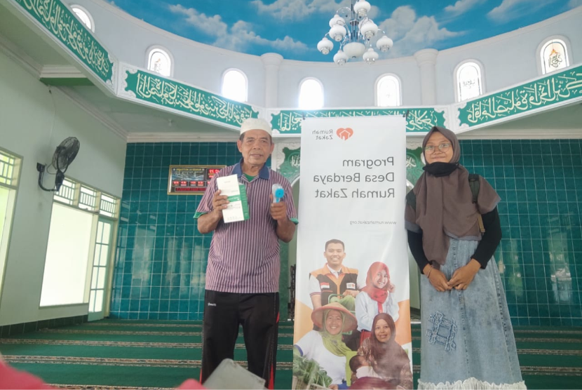 Relawan Rumah Zakat di desa berdaya Dasan Agung Baru, Kecamatan Selaparang memberikan bantuan thermogun kepada pengurus Masjid Al-Muttaqin.