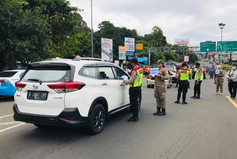 Petugas gabungan Satgas Covid-19 Kabupaten Bogor meminta surat hasil rapid test antigen kepada wisatawan yang hendak berangkat menuju Jalan Raya Puncak, Kamis (31/12).