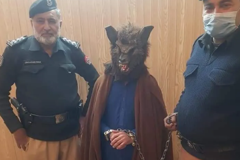 Foto yang viral di media sosial menunjukkan seorang pria di Pakistan ditangkap polisi karena memakai topeng serigala alih-alih masker.