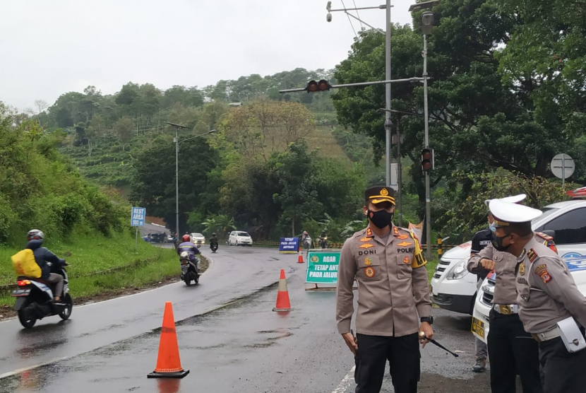Kapolresta Tasikmalaya, AKBP Doni Hermawan memantau arus lalu lintas di Jalur Gentong, Kabupaten Tasikmalaya, Ahad (3/1).