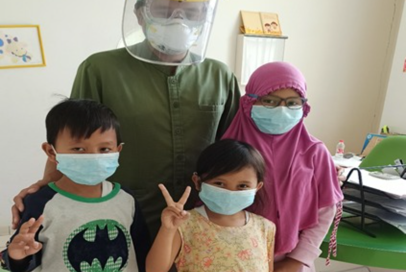 Rumah Zakat  beri bantuan dana pengobatan untuk 3 anak Rachma
