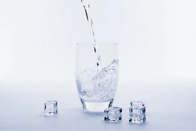 Minuman dingin. Terkadang, ketika minumannya sudah habis, orang tergerak untuk menggigit-gigit es batu yang tersisa di gelas.