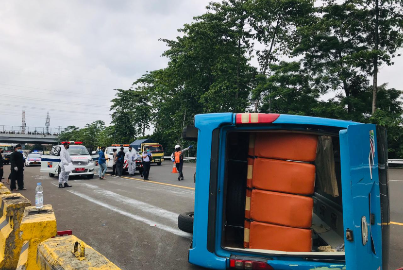 Proses evakuasi bus pembawa pasien Covid-19 yang terguling di Gerbang Tol Bogor 1 Jagorawi, Kota Bogor, Rabu (13/1). 
