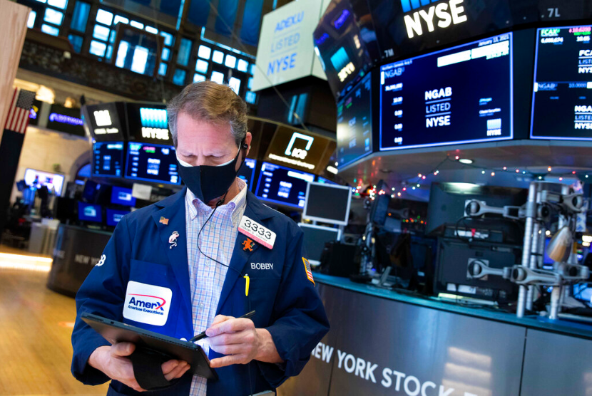 Aktivitas di New York Stock Exchange. Tiga raksasa telekomunikasi China, meminta Bursa Efek New York (NYSE) meninjau kembali keputusan untuk melakukan delisting atau penghapusan pencatatan saham terhadap tiga perusahaan tersebut.