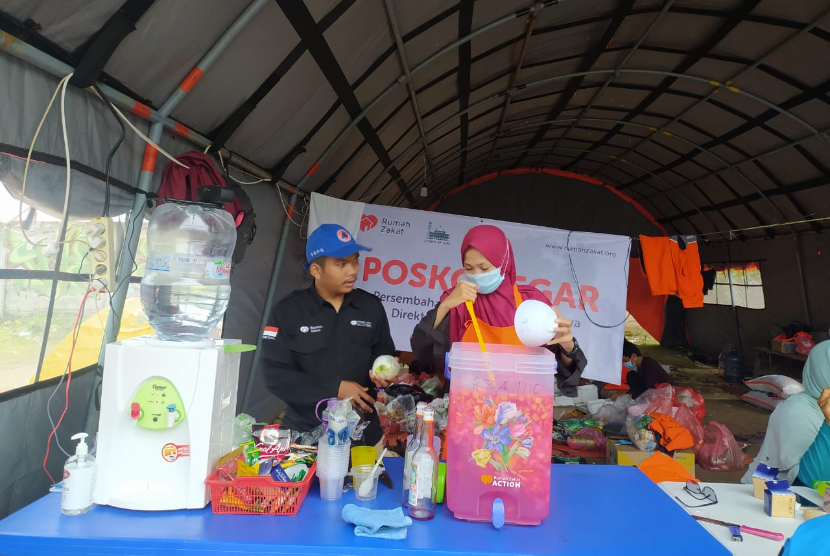 Relawan Rumah Zakat membuka dapur umum untuk tim SAR gabungan yang melakukan pencarian jatuhnya pesawat Sriwijaya Air SJ182 yang jatuh terakhir terdeteksi di atas perairan di Kepulauan Seribu, Ahad (17/1).