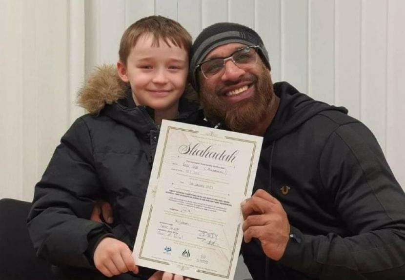 Imam Shamsi Ali mengisahkan Islamnya Rudy bocah 9 tahun. Rudy memegang sertifikat mualaf