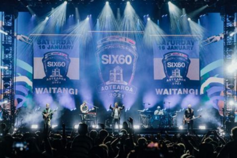 Band Six60 menggelar konser di lapangan olahraga di Waitangi, Selandia Baru, akhir pekan lalu (16/1).