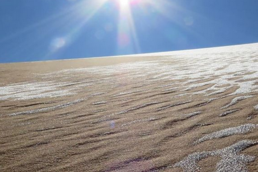 Salju di gurun Sahara, Afrika, dalam foto yang dibagikan akun Instagram Karim Bouchetata.