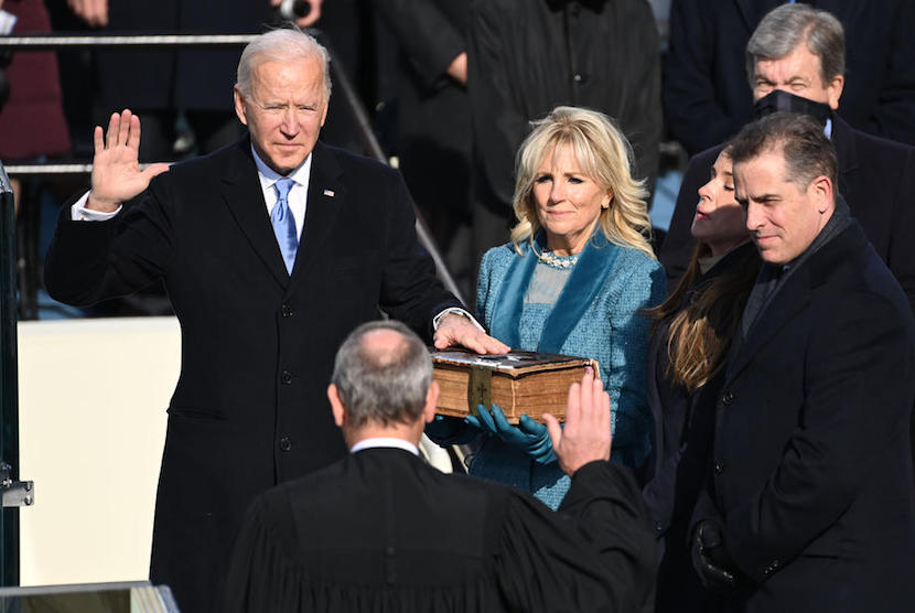 Presiden terpilih Joe Biden mengucapkan didampingi istrinya Jill, mengucapkan sumpah untuk menjadi Presiden ke-46 Amerika Serikat, Washington, Rabu (20/1).