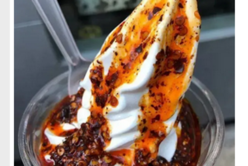 Es krim sundae McDonalds China yang berbanjur minyak cabai.