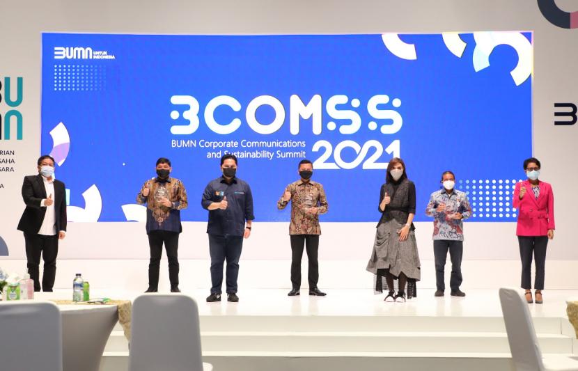 PT Telkom Indonesia Tbk (Telkom) meraih penghargaan “Honorable Mention” dalam BUMN Corporate Communications and Sustainability Summit (BCOMSS) 2021. Penghargaan ini diterima oleh Direktur Human Capital Management Telkom Afriwandi dalam malam penganugerahan BCOMSS 2021 Jumat (29/1) di Jakarta.