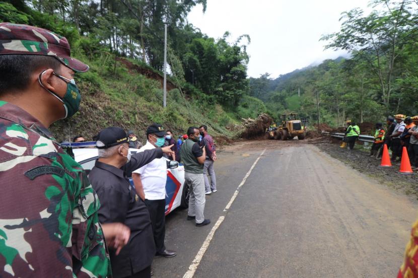 Bupati Malang, M Sanusi meninjau lokasi longsor di Ngantang dan Pujon, Kabupaten Malang, Rabu (3/2).